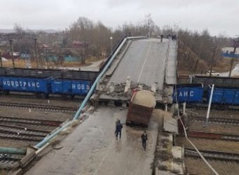Рухнал шосеен мост затвори Транссибирската жп линия в Русия