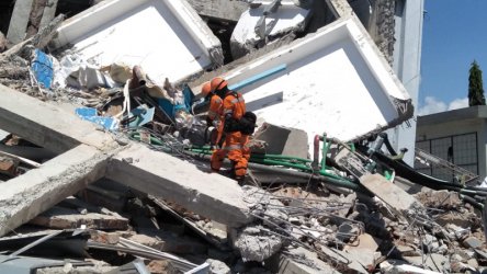 Жертвите на земетресението в Индонезия достигнаха 1649 души