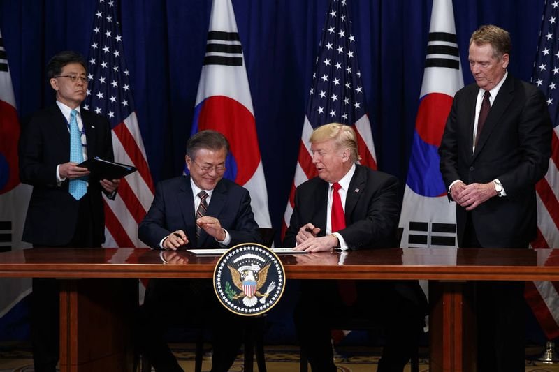 Мун Дже-ин и Доналд Тръмп подписват търговското споразумение между двете страни