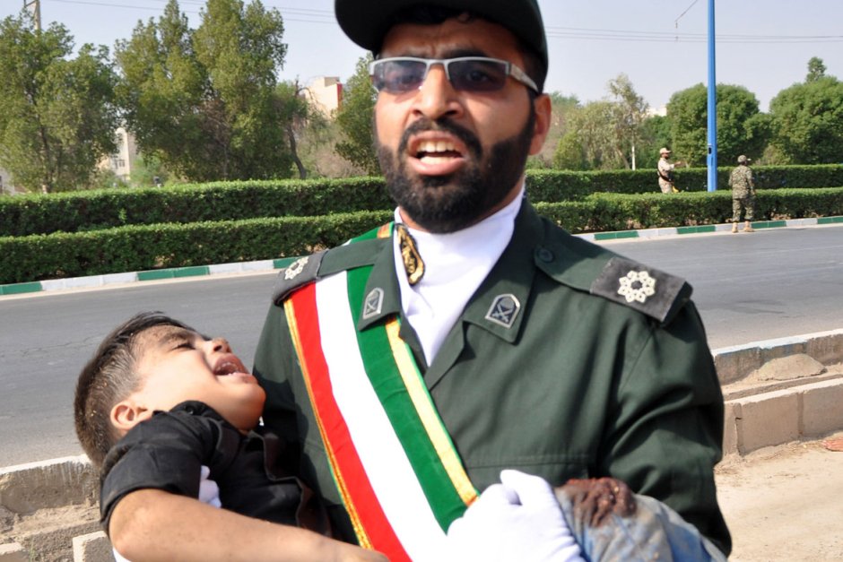 Най-малко 29 жертви при атентат на военен парад в Иран
