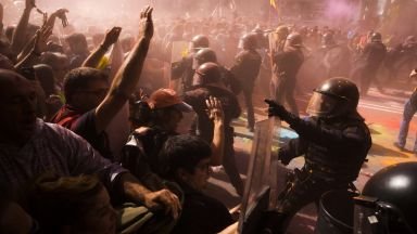 Сблъсък между полиция и протестиращи в Барселона
