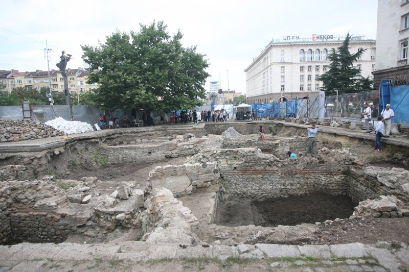 Археологическите разкопки на пл. "Света Неделя" са един от мотивите за залагането на финансови изисквания към участниците в конкурса за площада. Сн. БГНЕС