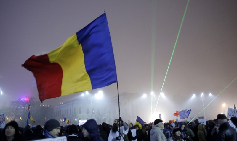 Кадър от протестите срещу корупцията и законовите промени в Букурещ, сн. ЕПА/БГНЕС