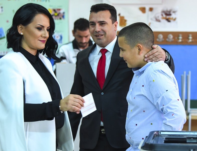 Зоран Заев гласува с жена си Зорица и сина им Душан, сн. ЕПА/БГНЕС