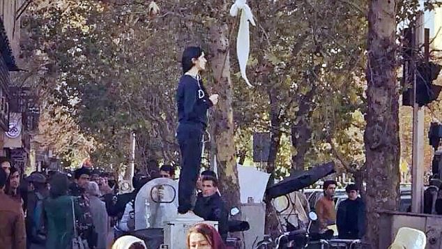 Млада жена, развяла своя хиджаб в Техеран в знак на протест