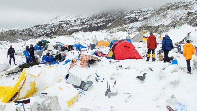 Най-малко 8 алпинисти са загинали в снежна буря в Непал