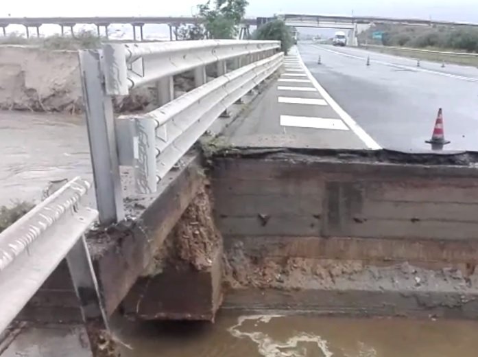Мост се срути в Сардиния малко след като бе затворен