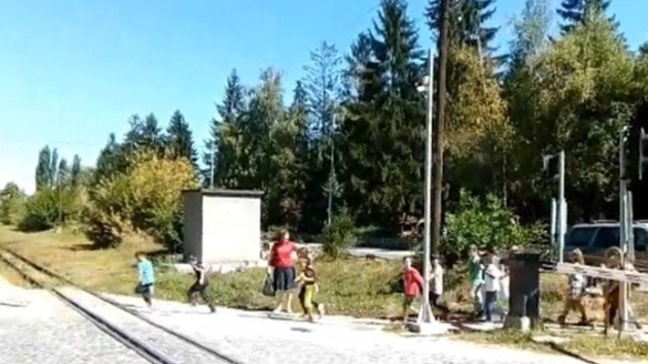 При спуснати бариери и идващ влак учителки преведоха деца през жп прелез във Велинград