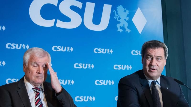 Лидерът на ХСС и федерален вътрешен министър Хорст Зеехофер и досегашният премиер на Бавария Маркус Зьодер