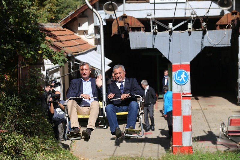Вицепремиерът Валери Симеонов (вдясно) и председателят на общинския съвет Елен Герджиков провериха какво е състоянието на Драгалевския лифт по покана на собственика му "Витоша ски". Сн. БГНЕС