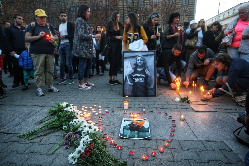 Масови бдения в памет на Виктория Маринова