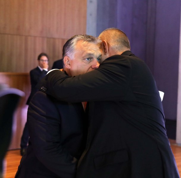 Борисов и Орбан в прегръдка, Залцбург, сн. Министерски съвет