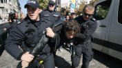 Протест и арест под прозорците на Фандъкова за плочките на София