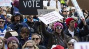 Многохилядна демонстрация в Чикаго с призив към жените да гласуват на междинните избори