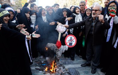 Хиляди се събраха на митинг за годишнината от щурма над американското посолство в Техеран, сн. БГНЕС