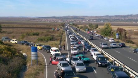 Стотици автомобили блокираха пътища през почивните дни в протест срещу високите цени на горивата