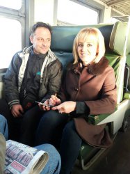 Заплашена да остане без кола от НСО, Манолова тръгва с влак и автобус