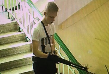 Кадър от училищна камера, запечатала Владислав с оръжие в ръка