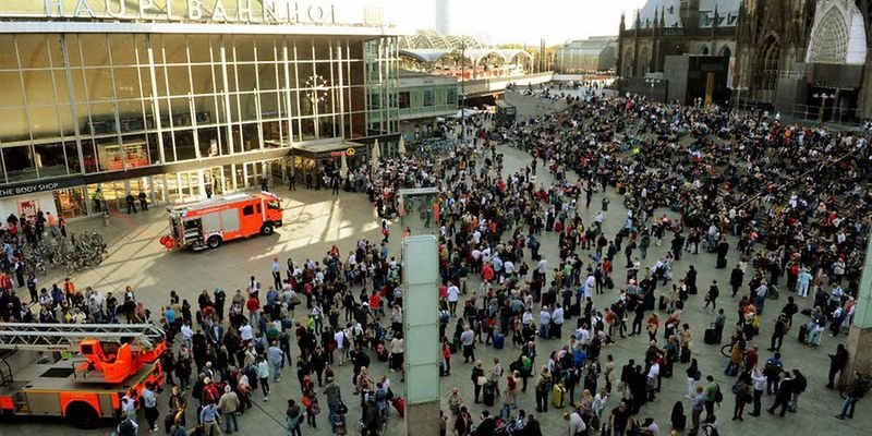 Площадът пред гарата в Кьолн по време на вчерашното нападение.