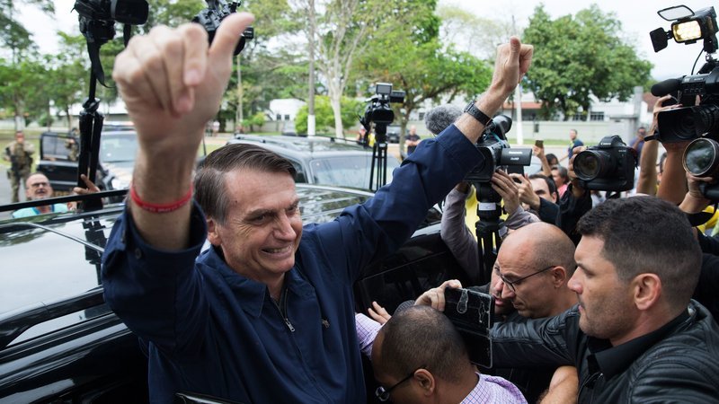 Крайнодесният фаворит в бразилската президентска надпревара Жаир Болсонаро