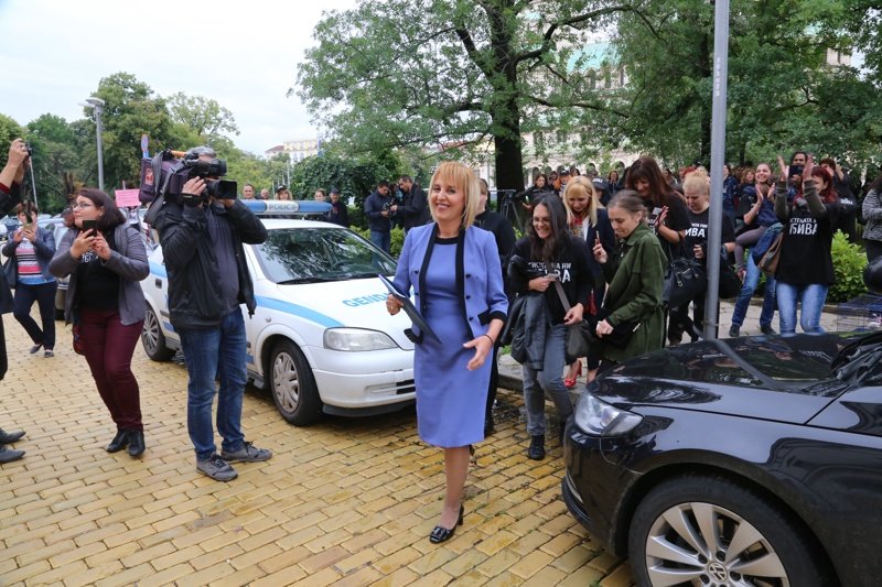 Мая Манолова се оказа единствен проблем на "скъпата таксиметрова компания" НСО