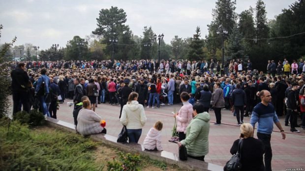 Хиляди жители на Крим се простиха с жертвите на масовото убийство в Керч