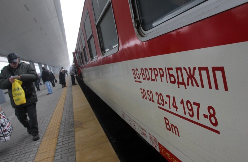 Смяната на времето в неделя ще засегне 13 влака на БДЖ