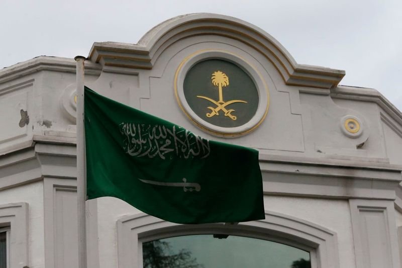 Знамето на Саудитска Арабия се развява пред сградата на нейното генерално консулство в Истанбул, където е бил убит Дажамал Хашоги