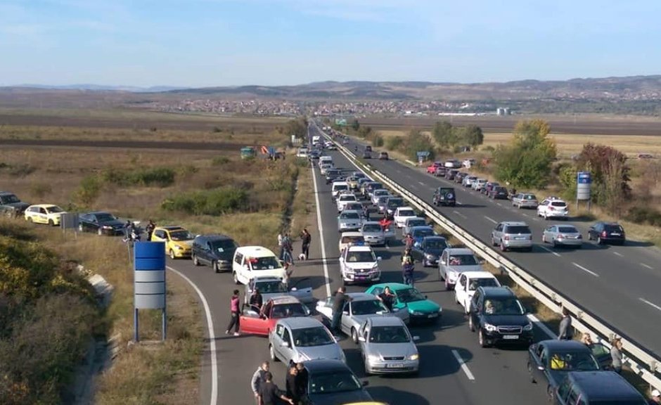 Стотици автомобили блокираха пътища през почивните дни в протест срещу високите цени на горивата