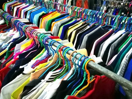 Половината българи пазаруват дрехи втора ръка