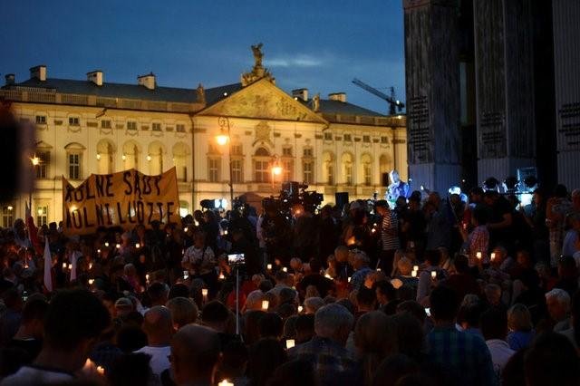 Съдебната реформа на полските управляващи предизвика масови протестни митинги в страната. 