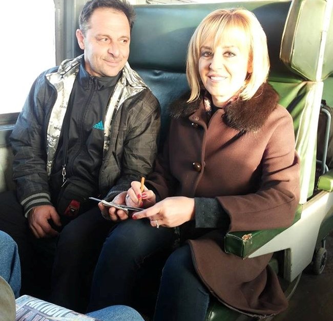 Заплашена да остане без кола от НСО, Манолова тръгва с влак и автобус