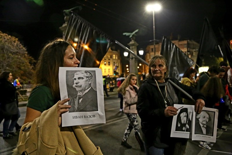 Факелно шествие на протестиращитe майки блокира Орлов мост