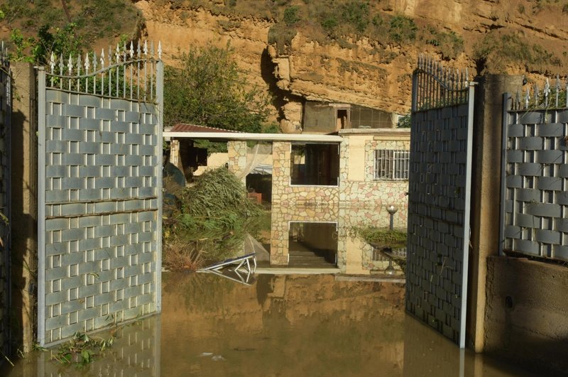 Наводнената къща, където смърта си е намерило деветчленното семейство, сн. ЕПА/БГНЕС