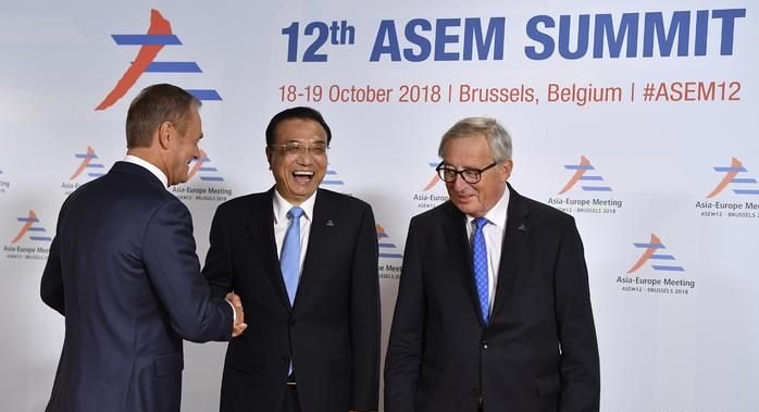 Председателят на Европейския съвет Доналд Туск и председателят на ЕК Жан-Клод Юнкер заедно с китайския премиер Ли Къцян