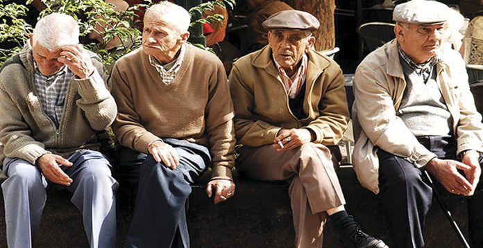 Българското население продължава да се топи и да застарява