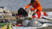 Индонезийски спасители откриха човешки останки след самолетната катастрофа