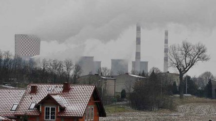 Комините на топло и електроцентралата в Безин, близо до Катовице. Снимката е направена на 21 ноември тази година.