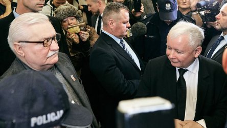 Лех Валенса (ляво) и Ярослав Качински в съда в Гданск