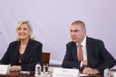 Според "Сова Харис" Веселин Марешки (на снимката с Марин Льо Пен) може да формира успешна коалиция с Волен Сидеров за евроизборите. Сн. БГНЕС