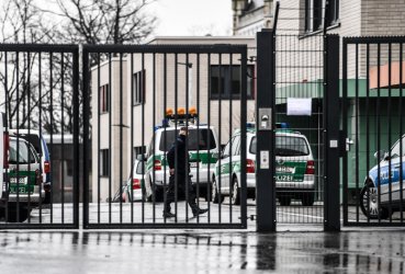 Петима младежи бяха осъдени в Германия за изнасилване на няколко ученички