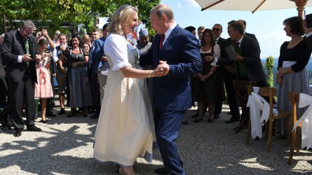Владимир Путин танцува с австрийската външна министърка Карин Кнайсъл на сватбата й. YouTube