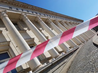 През март тази година падна парче от каменния фриз на библиотеката