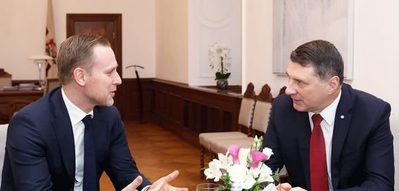 Латвийският президент Раймондс Вейонис (дясно) разговаря с Алдис Гобземс