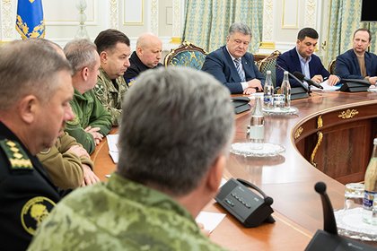 Украинският президент Петро Порошенко (третият от дясно наляво) по време на заседание на Съвета за национална сигурност