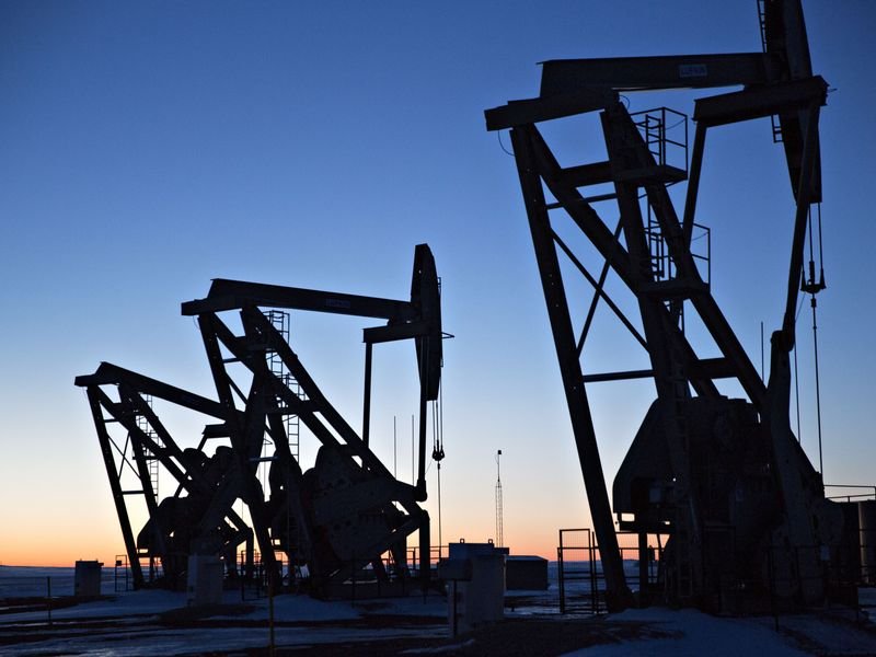 Барел петрол под 60 долара за пръв път от година