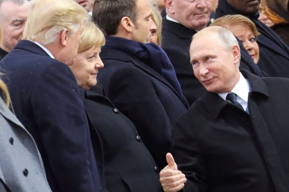 Руският президент Владимир Путин поздравява американския си колега Доналд Тръмп по време на церемонията за 100-годишнината от края на Първата световна война.