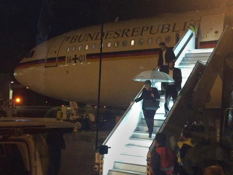 Меркел слиза от самолета на летището в Кьолн