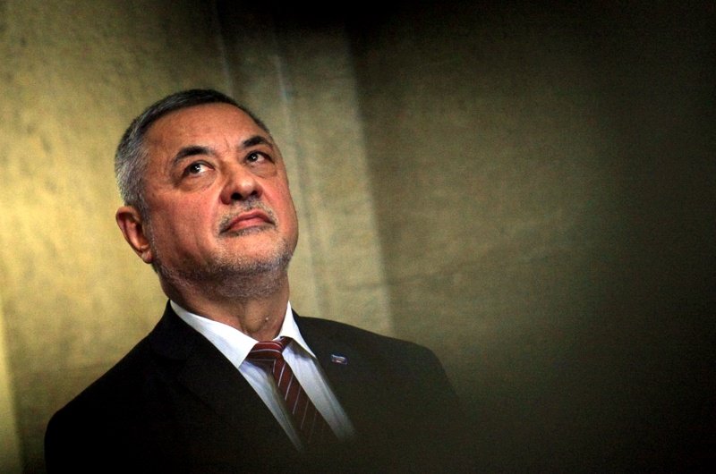 Валери Симеонов подадe оставка, за да не тежи "като воденичен камък на правителството"