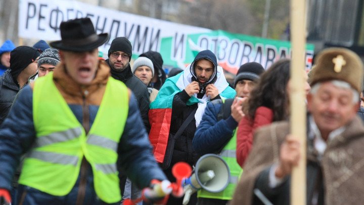 "Оставка“ и "Пряка демокрация“: Няколкостотин блокираха за 10-ина минути "Орлов мост“